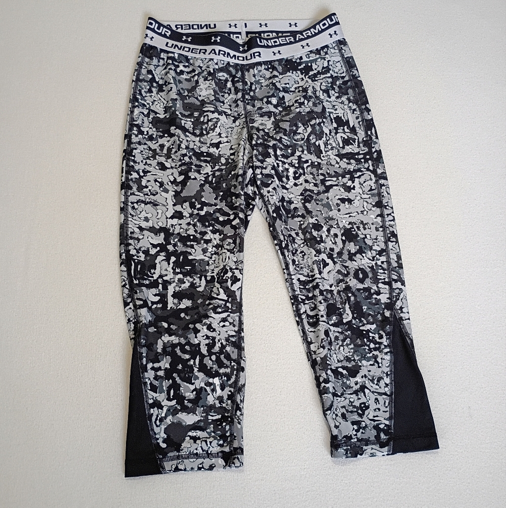 Under Armour Black Gray & White Camo Cropped Capri Leggings Size YLG Lightweight